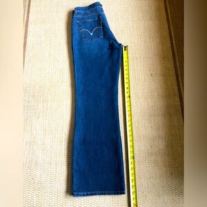 Womens jeans. Levi’s Blue jeans. Boot cut. Like new.